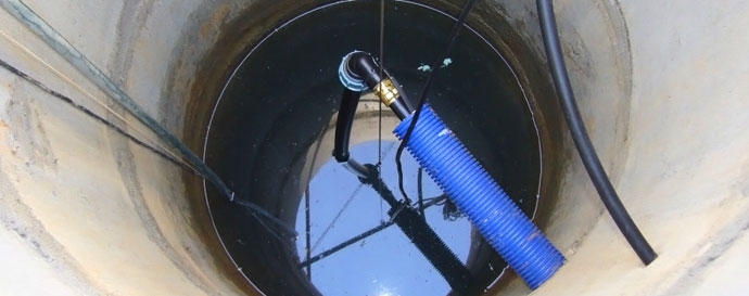 Монтаж водопровода в колодце